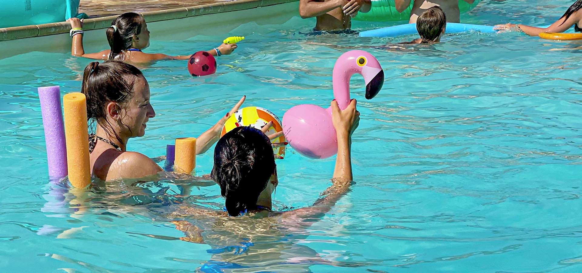 Camping Porto Vecchio piscine jeune femme flamant rose